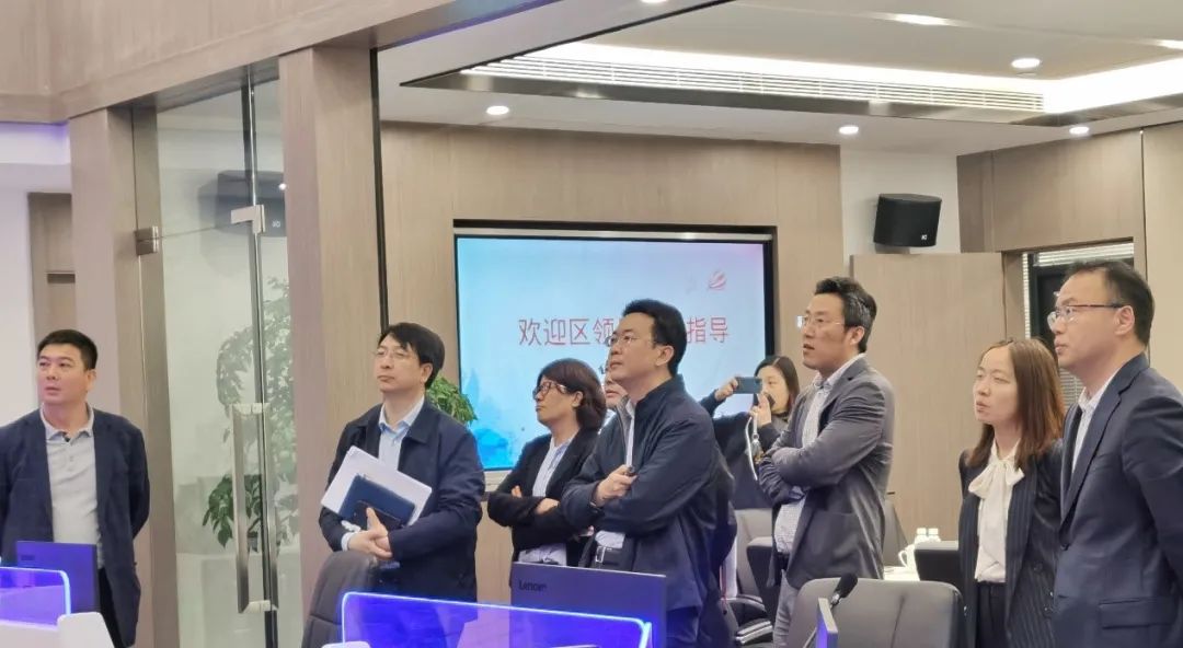 寶山區區委常委、副區長王益群調研普適導航智慧環保平臺(圖2)