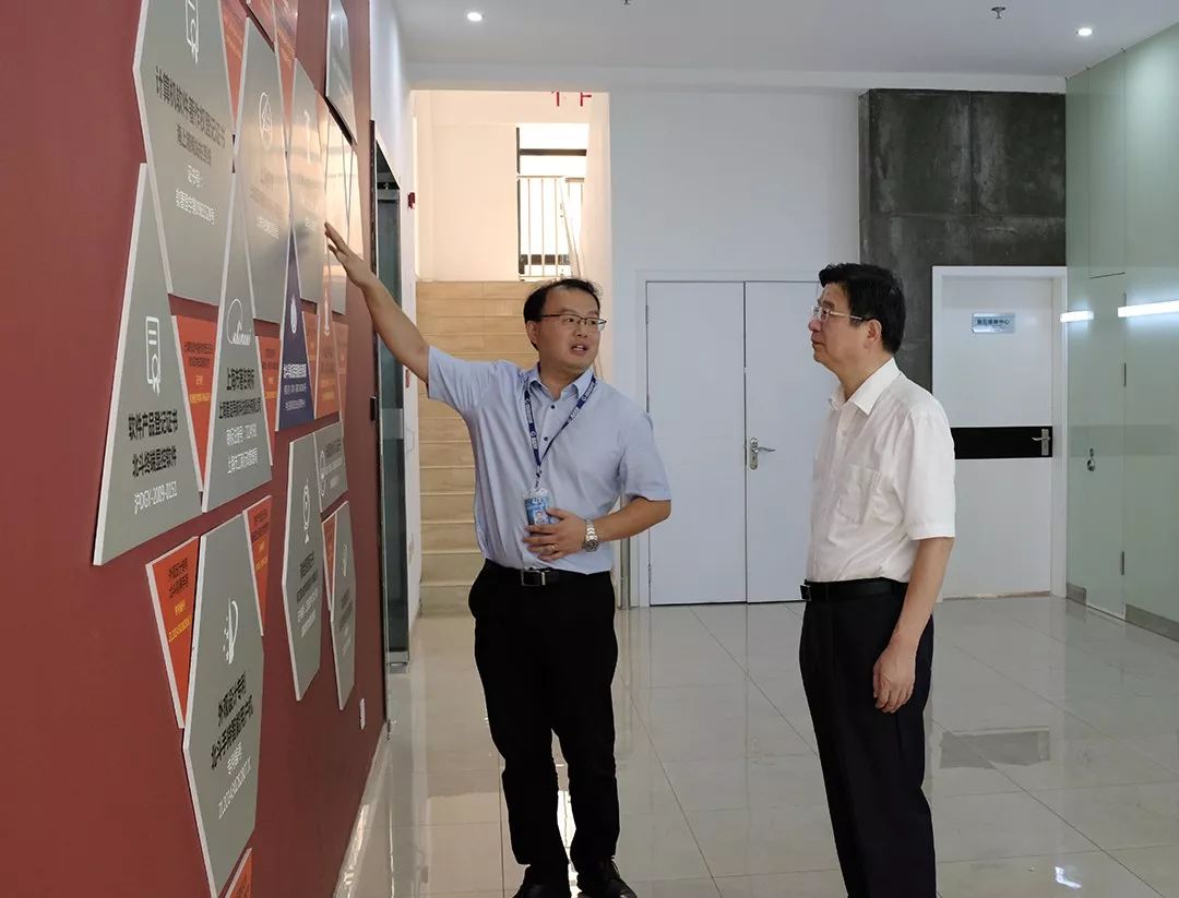 寧波市經信委黨委書記、主任陳炳榮一行到普適導航調研(圖1)