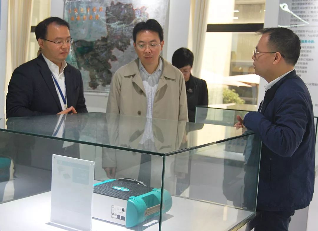 寶山區副區長王益群一行到普適導航調研(圖2)